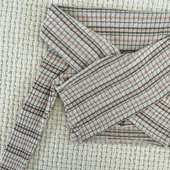 Vintage Windsor Long Sleeve Wrap Crop Top - Picture 6 of 6